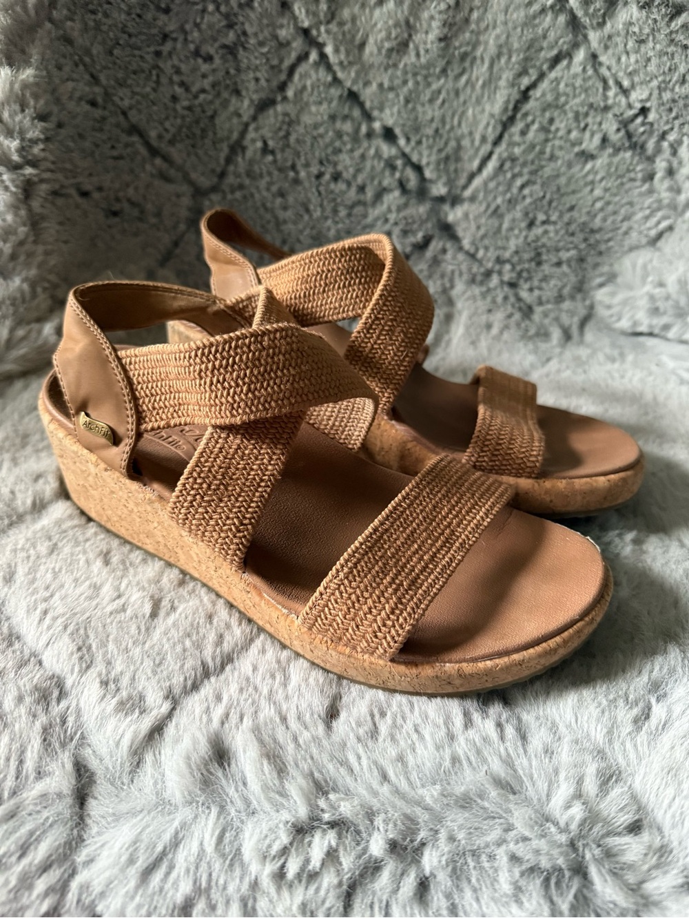 Skechers Women's Tan Elastic Cross-Strap Wedge Sandals Women's 6.5-7